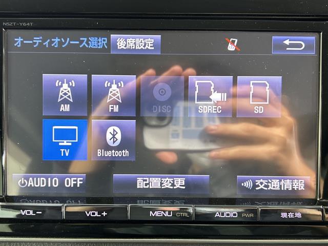 ノア ハイブリッドＧ　純正９インチナビ　後席用モニター　ドライブレコーダー　バックカメラ　置くだけ充電　クルコン　先行車発進告知機能　横滑り防止　両側パワスラ　シートヒーター　電動格納式ミラー　ドアバイザー　スペアキー（7枚目）