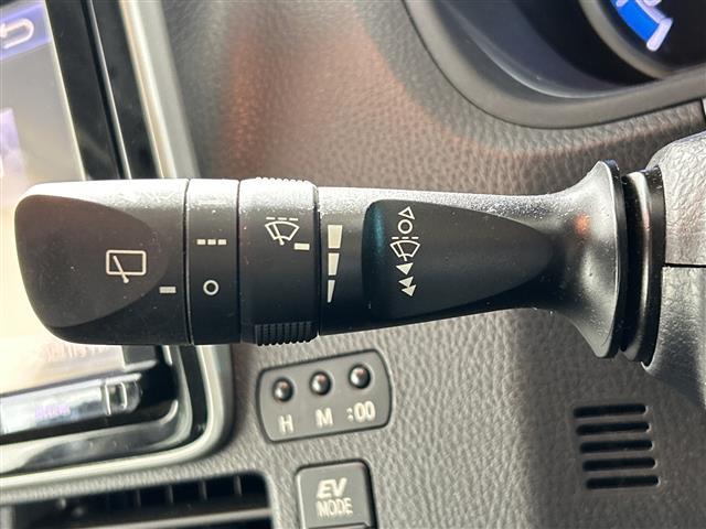 ノア ハイブリッドＧ　純正９インチナビ　後席用モニター　ドライブレコーダー　バックカメラ　置くだけ充電　クルコン　先行車発進告知機能　横滑り防止　両側パワスラ　シートヒーター　電動格納式ミラー　ドアバイザー　スペアキー（11枚目）