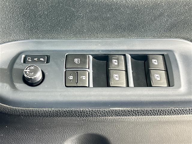 ノア ハイブリッドＧ　純正９インチナビ　後席用モニター　ドライブレコーダー　バックカメラ　置くだけ充電　クルコン　先行車発進告知機能　横滑り防止　両側パワスラ　シートヒーター　電動格納式ミラー　ドアバイザー　スペアキー（19枚目）