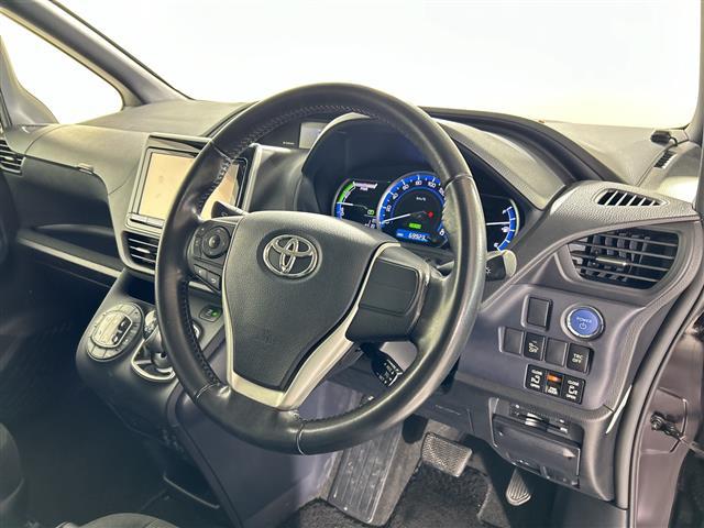 ノア ハイブリッドＧ　純正９インチナビ　後席用モニター　ドライブレコーダー　バックカメラ　置くだけ充電　クルコン　先行車発進告知機能　横滑り防止　両側パワスラ　シートヒーター　電動格納式ミラー　ドアバイザー　スペアキー（21枚目）