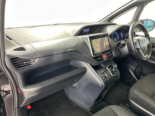 ノア ハイブリッドＧ　純正９インチナビ　後席用モニター　ドライブレコーダー　バックカメラ　置くだけ充電　クルコン　先行車発進告知機能　横滑り防止　両側パワスラ　シートヒーター　電動格納式ミラー　ドアバイザー　スペアキー（24枚目）