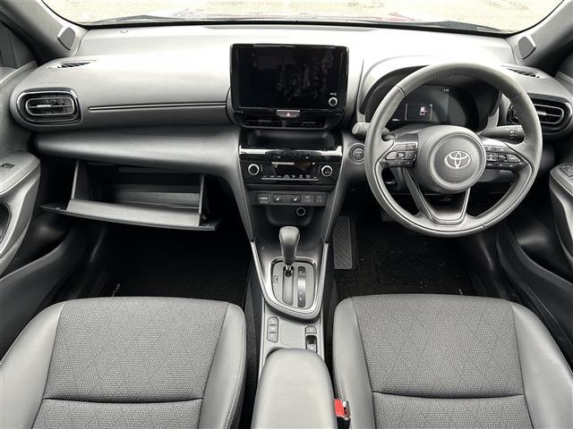 ヤリスクロス ハイブリッドＺ　純正８インチディスプレイオーディオ　全方位カメラ　衝突被害軽減システム　レーダークルーズコントロール　レーンアシスト　ブラインドスポットモニター　パーキングサポートブレーキ　クリアランスソナー　ＥＴＣ（2枚目）