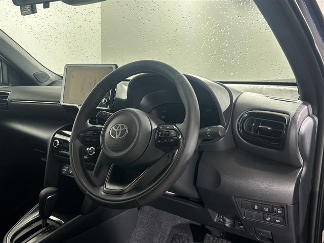 ヤリスクロス ハイブリッドＺ　純正８インチディスプレイオーディオ　全方位カメラ　衝突被害軽減システム　レーダークルーズコントロール　レーンアシスト　ブラインドスポットモニター　パーキングサポートブレーキ　クリアランスソナー　ＥＴＣ（10枚目）