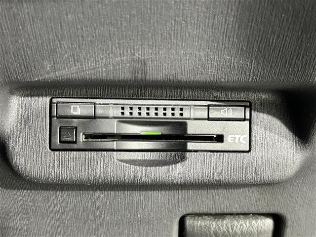 プリウス Ｓツーリングセレクション　純正８インチナビ　バックカメラ　オートライト　ＬＥＤヘッドライト　フォグライト　横滑り防止装置　カーテンエアバック　純正１７インチアルミホイール　ステアリングスイッチ　ヘッドライトウォッシャー　ＥＴＣ（10枚目）
