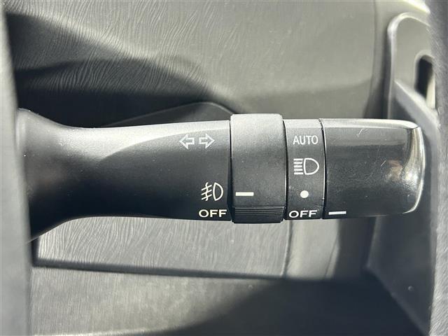 プリウス Ｓツーリングセレクション　純正８インチナビ　バックカメラ　オートライト　ＬＥＤヘッドライト　フォグライト　横滑り防止装置　カーテンエアバック　純正１７インチアルミホイール　ステアリングスイッチ　ヘッドライトウォッシャー　ＥＴＣ（15枚目）