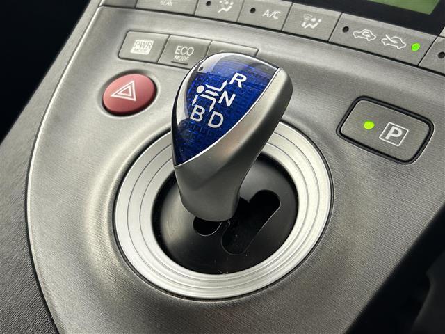 プリウス Ｓツーリングセレクション　純正８インチナビ　バックカメラ　オートライト　ＬＥＤヘッドライト　フォグライト　横滑り防止装置　カーテンエアバック　純正１７インチアルミホイール　ステアリングスイッチ　ヘッドライトウォッシャー　ＥＴＣ（18枚目）