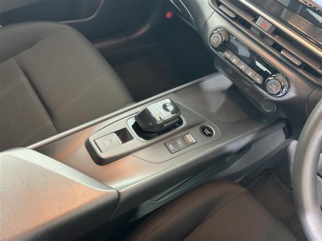 ノート Ｓ　社外７インチナビ　バックカメラ　衝突被害軽減装置　車線逸脱警報　ロードサインアシスト　コーナーセンサー　パーキングソナー　ふらつき警報　オートライト　オートハイビーム　電子パーキング　ビルトインＥＴＣ（18枚目）