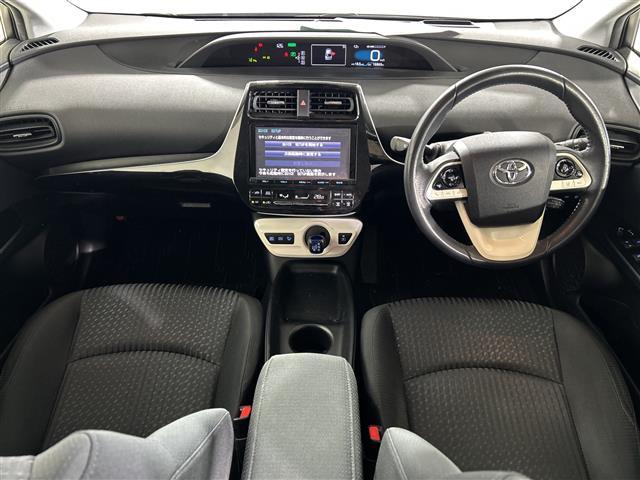 プリウス Ｓセーフティプラス　純正９インチナビ　バックカメラ　衝突被害軽減システム　レーダークルーズコントロール　レーンアシスト　パーキングアシスト　横滑り防止装置　クリアランスソナー　オートライト　オートハイビーム　純正ドラレコ（2枚目）