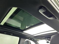 【サンルーフ】天井から太陽の穏やかな光や、爽やかな風を取り込むことができます！頭上のスイッチで開閉可能なので、夜はロマンチックに星を眺めながら夜風にあたって過ごすことができます。 3