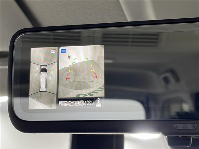 【全方位モニター】まるでクルマを真上から見下ろしたかのような視点で駐車をサポートします！クルマの斜め後ろや真横など、前後左右の４つのカメラの映像が合成されて、モニターに映し出されます。