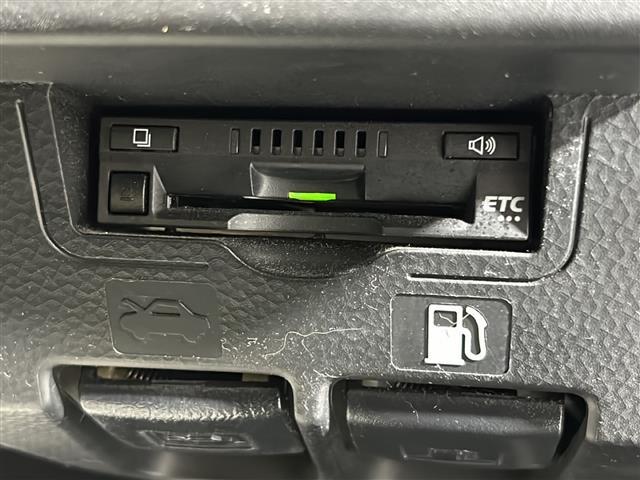 【ＥＴＣ】有料道路を利用する際に料金所で停止することなく通過できる、ＥＴＣ車載器（ノンストップ自動料金収受システム機器）が装備されています。セットアップを行うことで利用可能になります。
