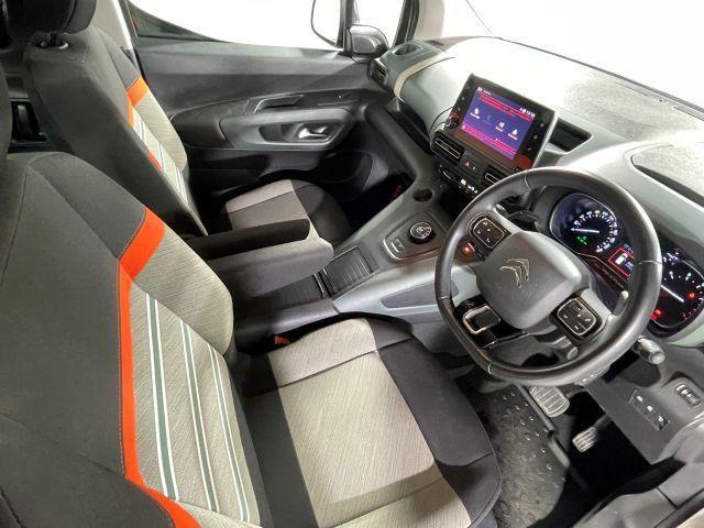ベルランゴ シャイン　ＸＴＲ　パック　禁煙車　純正オーディオ　Ａｐｐｌｅｃａｒｐｌａｙ　ＡｎｄｒｏｉｄＡｕｔｏ　ｍｉｒａｒｉｎｎｋｕ　全方位カメラ　バックカメラ　純正１７インチアルミ　ドライブレコーダー前後　ガラスルーフ　両側スライドドア（21枚目）