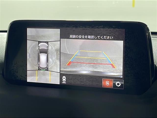 【３６０°ビュー・モニター】まるでクルマを真上から見下ろしたかのような視点で駐車をサポートします！クルマの斜め後ろや真横など、前後左右の４つのカメラの映像が合成されて、モニターに映し出されます。