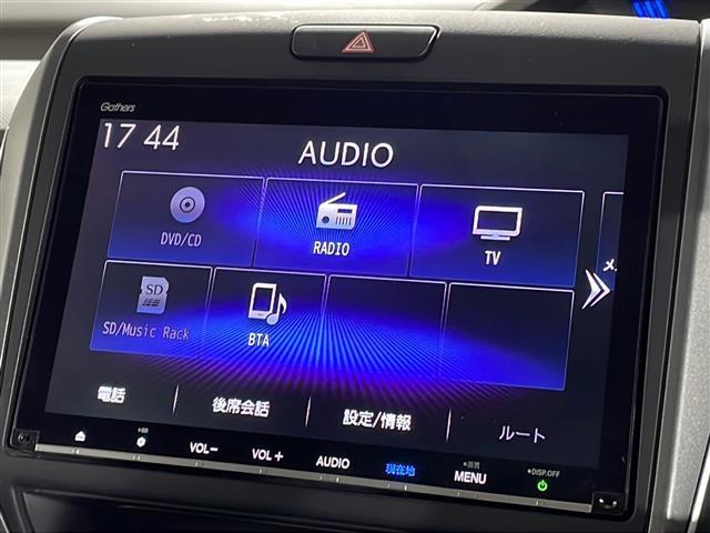 【全方位モニター】まるでクルマを真上から見下ろしたかのような視点で駐車をサポートします！クルマの斜め後ろや真横など、前後左右の４つのカメラの映像が合成されて、モニターに映し出されます。
