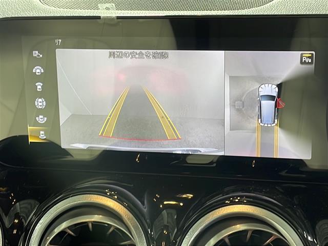 【全方位モニター】まるでクルマを真上から見下ろしたかのような視点で駐車をサポートします！クルマの斜め後ろや真横など、前後左右の４つのカメラの映像が合成されて、モニターに映し出されます。
