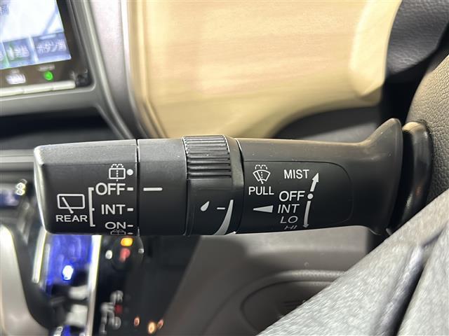 【オートワイパー(AUTO)】雨が降り出した時に、雨滴検出用センサー(レインセンサー)が雨滴を感知すると、自動でワイパーが動作します。