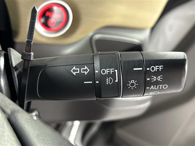 【オートライト(AUTO)】外の明るさをシステムが感知して、自動でヘッドライトが点灯します!ヘッドライトをつけ忘れを防ぐ便利機能です。