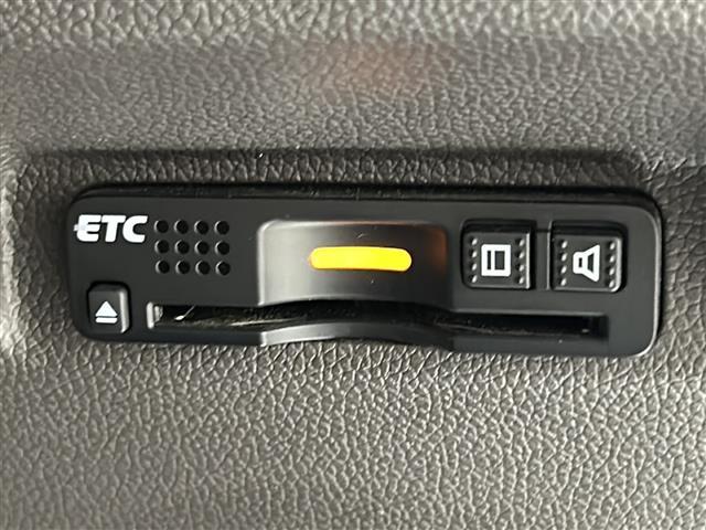 【ETC】有料道路を利用する際に料金所で停止することなく通過できる、ETC車載器(ノンストップ自動料金収受システム機器)が装備されています。セットアップを行うことで利用可能になります。