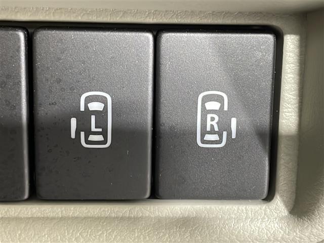 【 両側パワースライドドア 】小さなお子様でもボタンひとつで楽々乗り降り出来ます♪駐車場で両手に荷物を抱えている時もボタンひとつで自動で開いてくれますので、ご家族でのお買い物にとっても便利な装備です♪