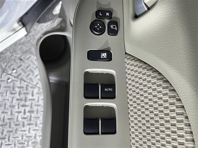 【 電動格納ミラー 】ドライバーの目線に合わせ、ミラーの上下左右調整が可能です♪