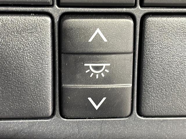【電動格納ミラー】運転席のスイッチで、ドアミラーの開閉や角度の調整ができます。