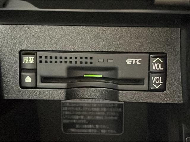 【ETC】有料道路を利用する際に料金所で停止することなく通過できる、ETC車載器(ノンストップ自動料金収受システム機器)が装備されています。セットアップを行うことで利用可能になります。