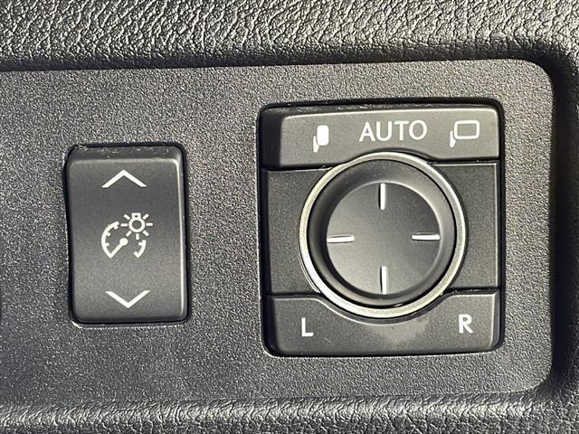 【電動格納ミラー】運転席のスイッチで、ドアミラーの開閉や角度の調整ができます。