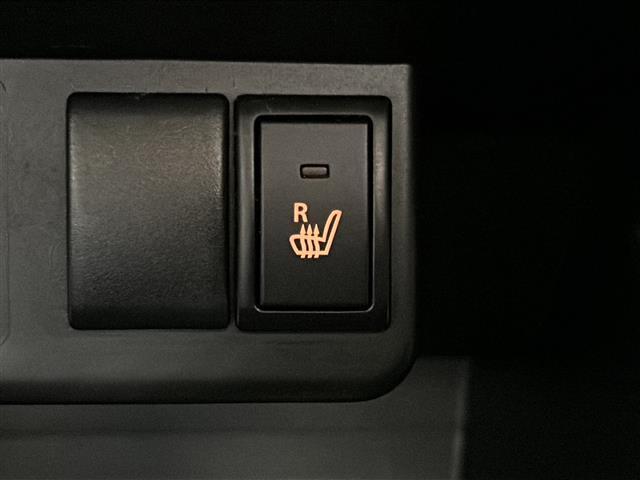 【シートヒーター】シートを温めてくれる暖房機器です!長時間座っていると負担が掛かりやすい背中や腰、または冬場などの寒い日に冷えやすい脚部に快適なぬくもりを伝えます。