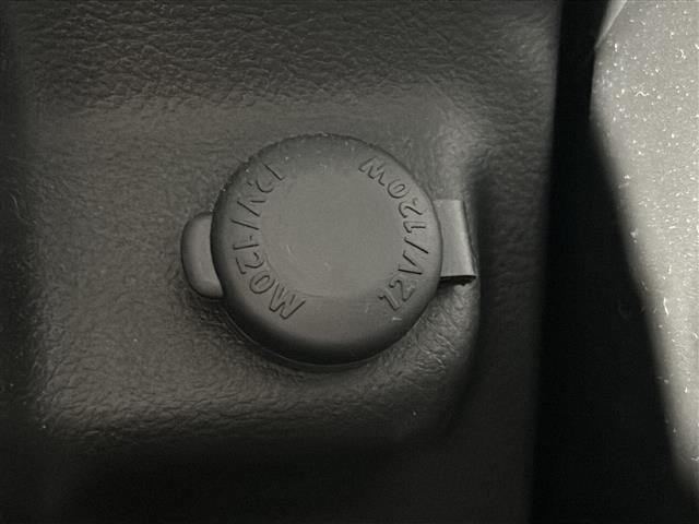 【アクセサリーソケット(電源ソケット)】電源からケーブルをつなげば、スマートフォンなどの電子機器の充電などを行うことができます!ゲーム機器や、カメラの充電にも便利ですね。