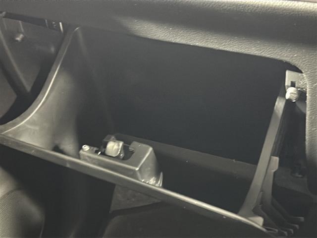 【グローブボックス】大容量のグローブボックスです!!車検証ケース他、日頃使う小物類の収納スペースもたくさんあります!//