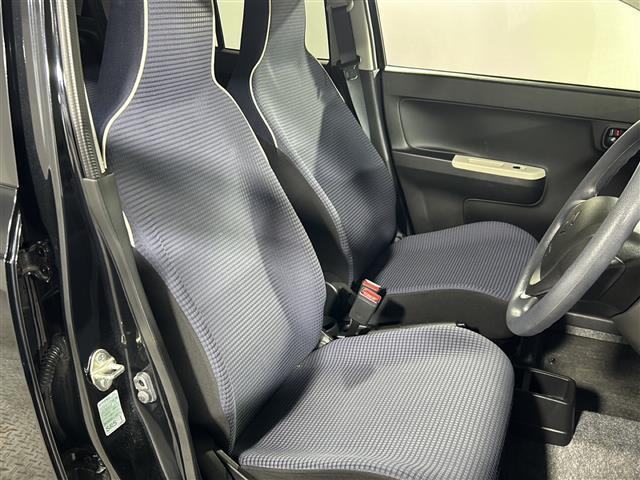 【運転席】座り心地が良いシートなので長時間の運転でも快適にお過ごしいただけます。新品のフロアマットのご注文も可能です。掲載箇所以外にご希望の写真がございましたらお気軽にお問い合わせ下さい。