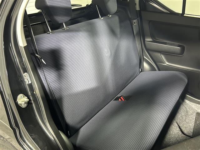 【後部座席】大人が座っても余裕のある広さです!!頭上や足元のスペースも広く取ってあります!