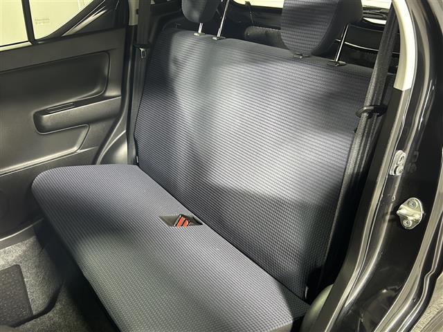 【後部座席】大人が座っても余裕のある広さです!!頭上や足元のスペースも広く取ってあります!