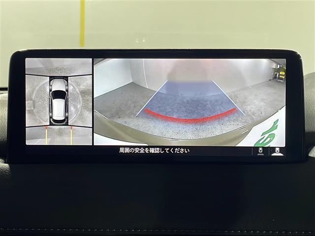 【全方位モニター】まるでクルマを真上から見下ろしたかのような視点で駐車をサポートします！クルマの斜め後ろや真横など、前後左右の４つのカメラの映像が合成されて、モニターに映し出されます。