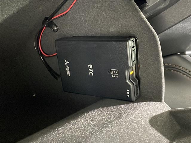 【ETC】有料道路を利用する際に料金所で停止することなく通過できる、ETC車載器(ノンストップ自動料金収受システム機器)が装備されています。セットアップを行うことで利用可能になります。