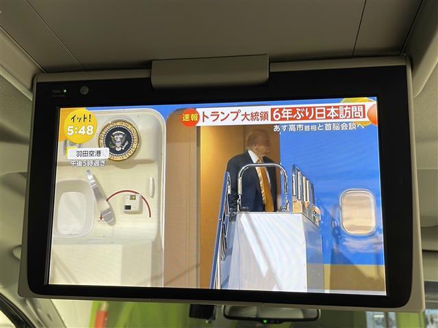 【後席モニター(フリップダウンモニター)】後部座席からも、DVDや映画・ライブ映像など様々な動画が楽しめドライブが退屈しません!※機種によって接続できる映像が異なります。