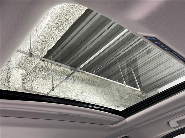 【サンルーフ】天井から太陽の穏やかな光や、爽やかな風を取り込むことができます!頭上のスイッチで開閉可能なので、夜はロマンチックに星を眺めながら夜風にあたって過ごすことができます。