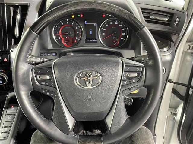 【ステアリング】軽い力で扱いやすいハンドルです。目立つ傷やスレなどなく綺麗な状態です!除菌プランいれていただくとさらに快適に!清潔なお車はお子様にも安心ですね!