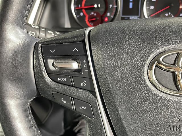 【ステアリングスイッチ】手元のボタンから、オーディオやナビなどの操作ができるので、よそ見をせずに安全に運転に集中できます!