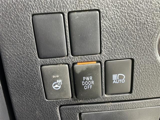 【オートマチックハイビーム(AHB)】フロントウインドウガラス上部に設置された前方カメラにより、前方車両のランプや街路灯などの明るさを判定し、自動的にハイビームとロービームを切り換えてくれます!