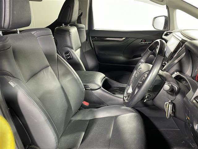 【運転席】座り心地が良いシートなので長時間の運転でも快適にお過ごしいただけます。新品のフロアマットのご注文も可能です。掲載箇所以外にご希望の写真がございましたらお気軽にお問い合わせ下さい。