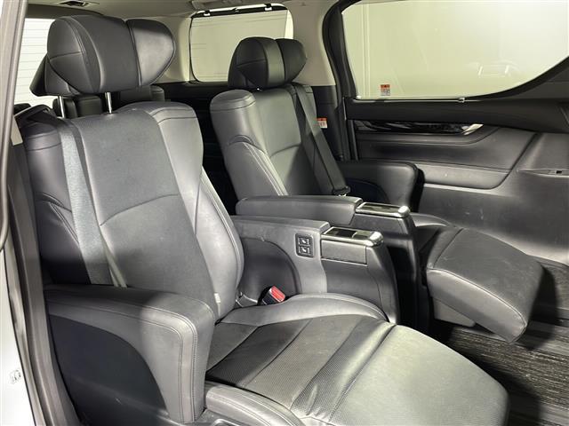 【後部座席】大人が座っても余裕のある広さです!!頭上や足元のスペースも広く取ってあります!