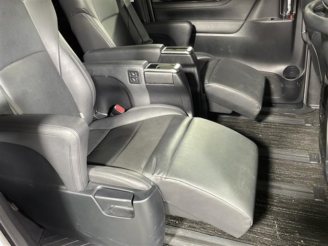 【セカンドシート】2列目もゆったりドライブを楽しめます。掲載箇所以外にご希望の写真がございましたらお気軽にお問い合わせ下さい。フロアマットは汚れが気になる場合は新品のご注文も承ります。