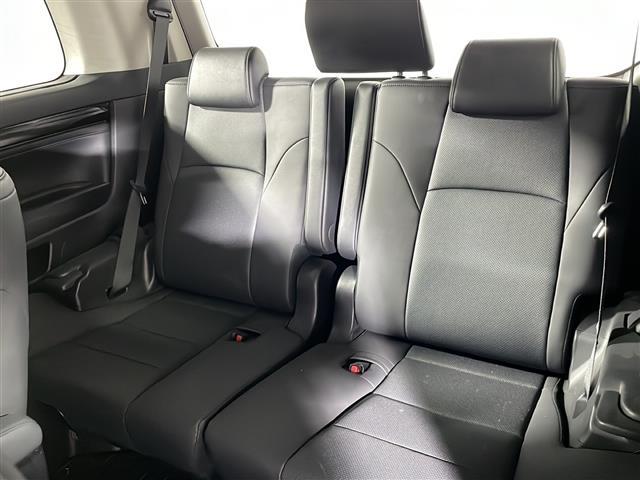 【サードシート】3列目もゆとりがあり居心地よくお過ごしいただけます。掲載箇所以外にご希望の写真がございましたらお気軽にお問い合わせ下さい。フロアマットは汚れが気になる場合は新品のご注文も承ります。