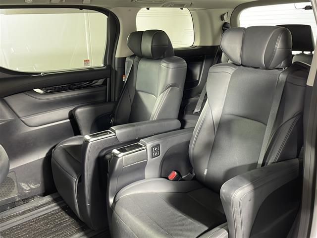 【セカンドシート】2列目もゆったりドライブを楽しめます。掲載箇所以外にご希望の写真がございましたらお気軽にお問い合わせ下さい。フロアマットは汚れが気になる場合は新品のご注文も承ります。