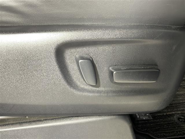 【パワーシート(電動シート)】シートを電動で、前後にスライドまたは上下の高さなどを調整することができます!細かい操作もスイッチ一つでできるので、とても便利です!