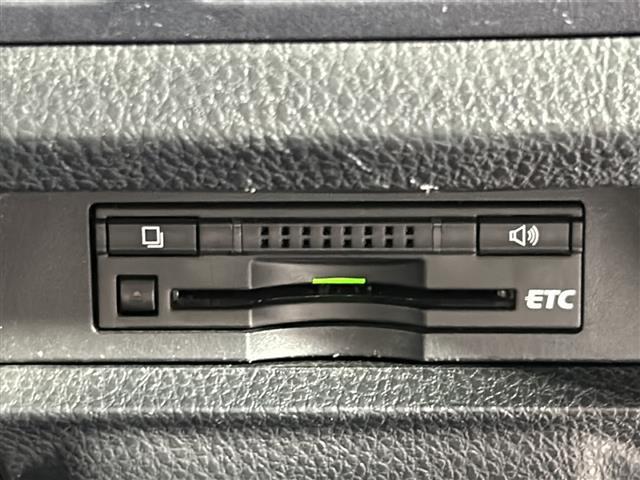 【ETC】有料道路を利用する際に料金所で停止することなく通過できる、ETC車載器(ノンストップ自動料金収受システム機器)が装備されています。セットアップを行うことで利用可能になります。