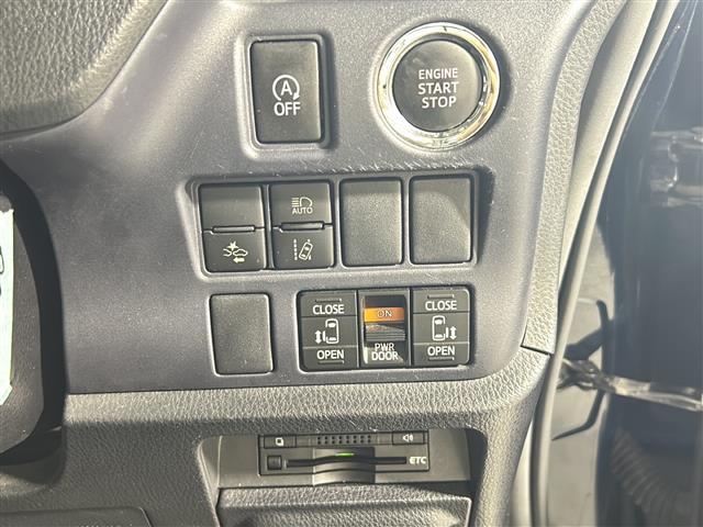 【両側パワースライドドア】小さなお子さまでもボタン一つで乗り降りラクラクです！両手に荷物を抱えている状態でもボタンを押せば自動で開閉するので、お買い物やお出かけの際にはとっても重宝します！