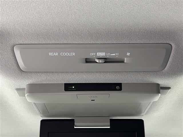 【Ｗエアコン（後席エアコン）】エアコンが前席に加え、後部座席用にも独立して設置されていており、暑い夏でも寒い冬でも、車内に快適な空気を届けるので、いつでも快適な車内空間を創り上げます！