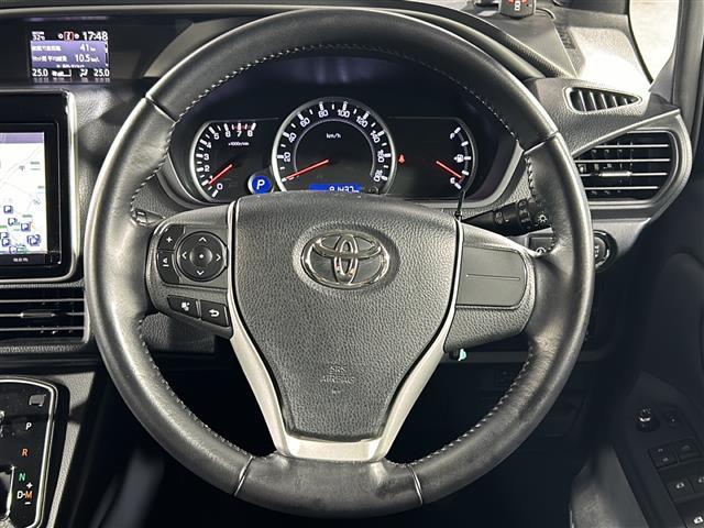 【ステアリング】軽い力で扱いやすいハンドルです。目立つ傷やスレなどなく綺麗な状態です！「プレミアム抗菌コートＧ」をいれていただくとさらに快適に！清潔なお車はお子様にも安心ですね！